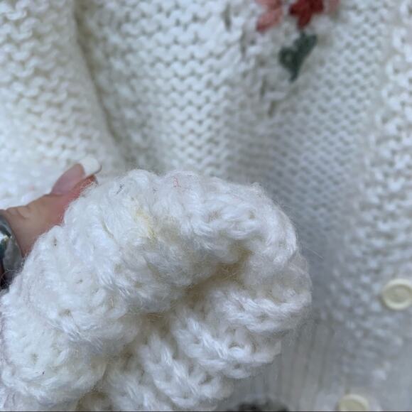 Vintage cream button down cardigan with diamond pattern and embroidered flowers - Picture 7 of 8